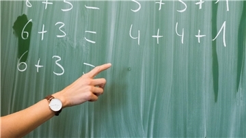 „Trotz des hohen Bedarfs an ausgebildeten Lehrkräften ist die Zahl der Lehramtsabsolventinnen und -absolventen mit Master- oder Staatsexamensabschluss rückläufig“, erläutert das Statistische Bundesamt.