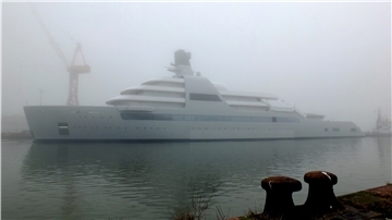 Trotz des Nebels haben sich viele in Bremerhaven die Luxusyacht „Solaris“ angesehen.