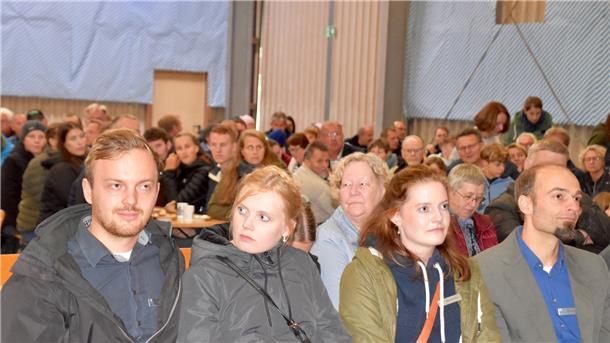 Trotz des schlechten Wetters verfolgten rund 500 Besucher das Windparkfest. Bei gutem Wetter wären es sicherlich noch mehr gewesen.