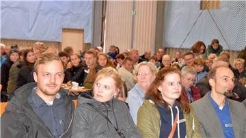 Trotz des schlechten Wetters verfolgten rund 500 Besucher das Windparkfest. Bei gutem Wetter wären es sicherlich noch mehr gewesen.