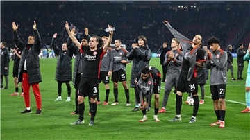Trotz des Sieges bei Ajax Amsterdam wähnt sich Eintracht Frankfurt noch nicht im Viertelfinale der Europa League. 