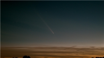Trotz dichter werdender Wolken konnten Martina und Michael Schröder den Kometen C/2023 Tsuchinshan-ATLAS auf dem Ackerberg in Oerel fotografieren.