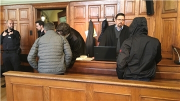 Trotz einer Verurteilung wegen Widerstands gegen Polizisten droht den angeklagten Brüdern keine Abschiebung.