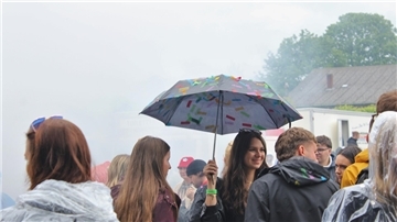 Trotz grauer Wolken und Regen lässt sich die feierfreudige Menge in Steinau den Spaß am Pfingstsonntag nicht verderben – es wird getanzt, gelacht und gefeiert.