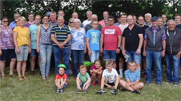 Breddorfer Feuerwehr tauscht Löschfahrzeug gegen Fahrräder Trotz großer Hitze beteiligten sich rund 70 Personen an der Radtour der Breddorfer Feuerwehr und dem anschließenden Grillen.