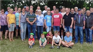 Breddorfer Feuerwehr tauscht Löschfahrzeug gegen Fahrräder Trotz großer Hitze beteiligten sich rund 70 Personen an der Radtour der Breddorfer Feuerwehr und dem anschließenden Grillen.