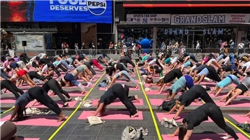 Trotz Hitzewelle versammeln sich Hunderte für Yoga auf dem Times Square. 