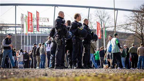 Nach Niedersachsen-Derby: CDU will personalisierte Tickets Trotz hoher Polizeipräsenz kam es beim Derby zwischen Hannover 96 und Eintracht Braunschweig erneut zu Zwischenfällen. (Archivbild)