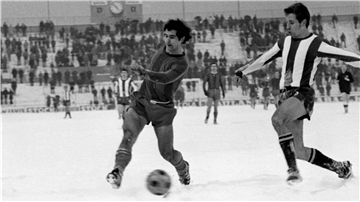 Trotz Jahrhundert-Winter in kurzen Hosen: Gerd Müller (links) gegen Dietmar Schwager.