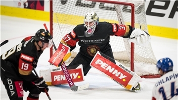 Ein Eishockey-Torhüter in Aktion.