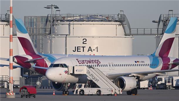 Ein Flugzeug von Eurowings steht am Flughafen Köln/Bonn. 