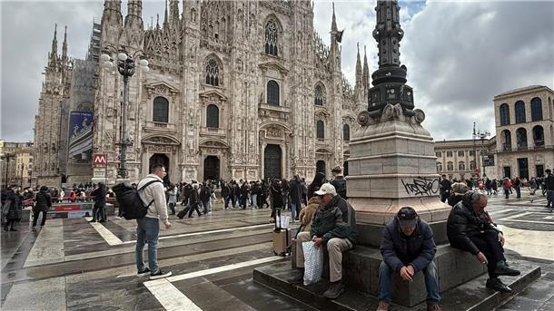 Mailand hadert mit seinem Draußen-Rauchverbot Trotz Rauchverbots sitzen zwei Männer mit Zigaretten in der Hand vor dem Mailänder Dom.
