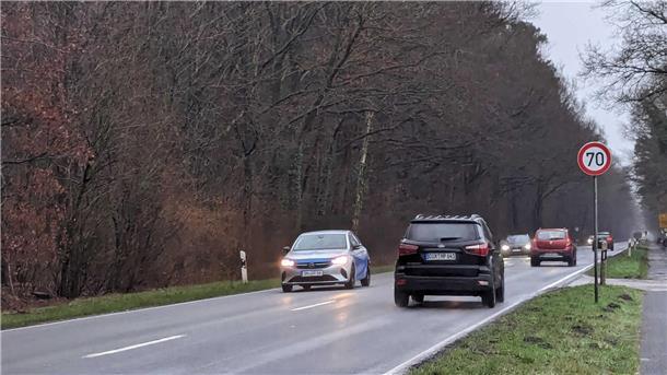 A27-Update: Neues Gerät im Einsatz - So sollen die Arbeiten schneller vorankommen Trotz Umleitung rollt der Verkehr. Hier in Höhe Autohaus Küver in Börsten.