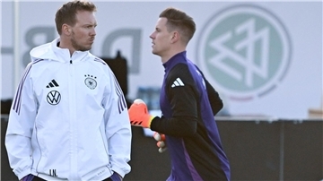 Trotz Verletzung: Julian Nagelsmann (l) bekennt sich zu Marc-André ter Stegen als DFB-Torwart Nummer eins. 