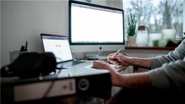 Umfrage: Menschen im Homeoffice nicht einsamer als im Büro Trotz vieler Stunden im Homeoffice fühlen sich die meisten Beschäftigten nicht einsamer als im Büro.