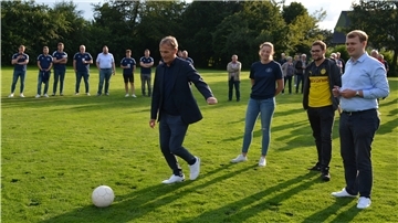 Aki Watzke nimmt Anlauf, um einen Ball zu schießen.