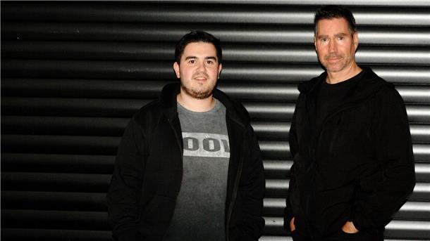 Zwei Männer in schwarzer Kleidung, Jan Kohrt und Troy Petty in Nordenham