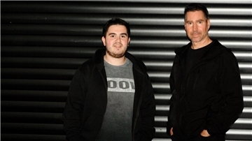 Zwei Männer in schwarzer Kleidung, Jan Kohrt und Troy Petty in Nordenham