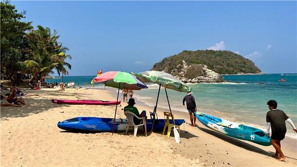 „Warnung für die Welt“: Hitzewelle hat Südostasien im Griff Trügerische Idylle am Strand von Phuket: Ein Mann schützt sich dort vor der brütend heißen Sonne. Seit Tagen leiden die Menschen in weiten Teilen Südostasiens unter ungewöhnlich starker Hitze.