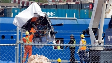 Trümmer des Tauchboots „Titan“ werden in St. John’s vom Schiff „Horizon Arctic“ entladen.