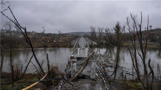 Krieg gegen die Ukraine: So ist die Lage Trümmer einer zerstörten Brücke liegen in dem Fluss Siwerskyj-Donez.