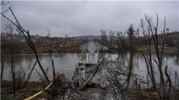 Trümmer einer zerstörten Brücke liegen in dem Fluss Siwerskyj-Donez.