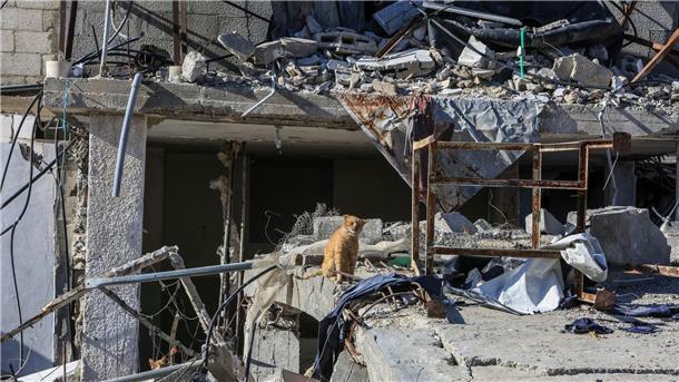 Israels Armee bestätigt Tunnelflutung in Gaza Trümmer eines zerstörten Hauses in Rafah.
