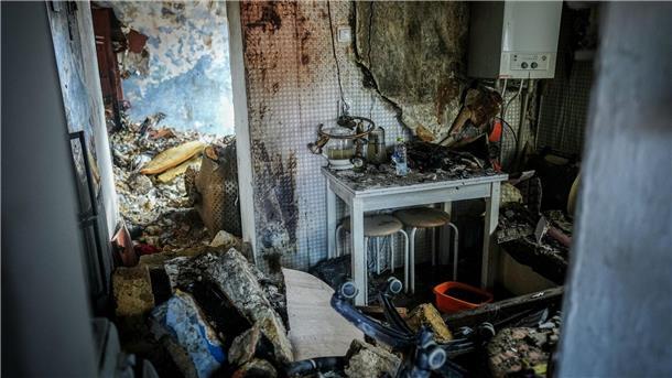 Trümmer liegen nach einem nächtlichen Drohnenangriff in einem zerstörten Hauses in Odessa.