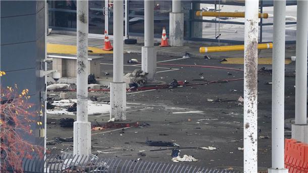 Auto explodiert an US-Grenze zu Kanada - kein Terrorverdacht Trümmer und Gepäckstücke liegen nach der Explosion am Grenzübergang Rainbow Bridge zwischen Kanada und den USA.