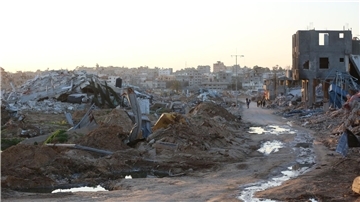 Trümmer  und Ruinen auf einer Straße im Zentrum des Gazastreifens.