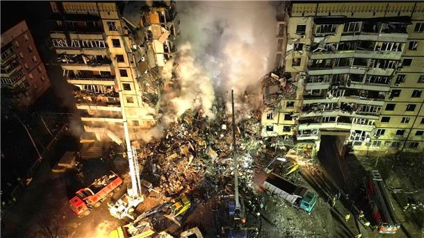 Krieg gegen die Ukraine: So ist die Lage Trümmer werden am Samstag weggeräumt, nachdem nach ukrainischen Angaben eine russische Rakete in ein Hochhaus eingeschlagen ist.