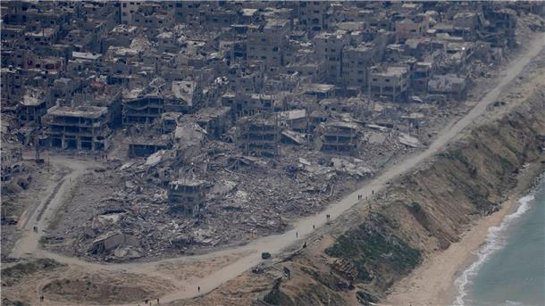Trümmer wo früher Häuser waren. Blick auf Gaza-Stadt aus einem Flugzeug der US-Luftwaffe. (Symbolbild)