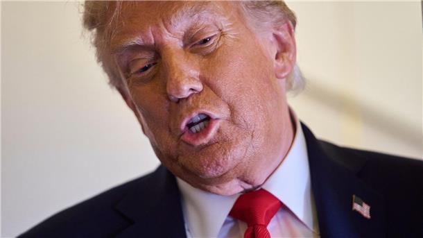 Trump stellt Lizenzen von US-Sendern infrage Trump beschwert sich öfter über kritische Berichterstattung über ihn.