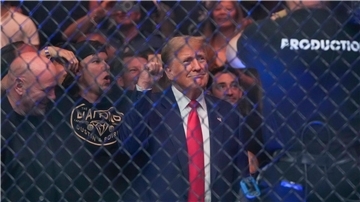 Trump hinter Gittern? Hier besucht der ehemalige US-Präsident einen UFC-Käfigkampf.
