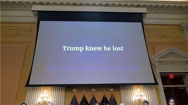 „Trump knew he lost“ steht auf einer Leinwand während der Sonderausschuss des Repräsentantenhauses.