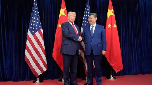 Trump (l) und Xi sind die Staatschefs der beiden weltgrößten Volkswirtschaften.
