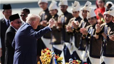 Trump präsentiert eine Tanzeinlage bei seiner Landung. 
