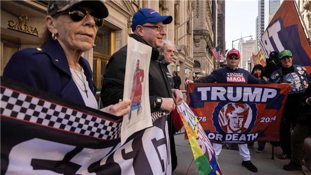 Alle Augen auf New York: Trump vor Gericht erwartet Trump-Unterstützer in New York. Trump selbst inszeniert sich als Opfer einer politisch gesteuerten Justiz.