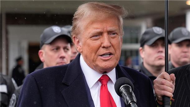 Trump versucht generell, auf allen möglichen Wegen Geld in seine Wahlkampfkasse zu spülen.