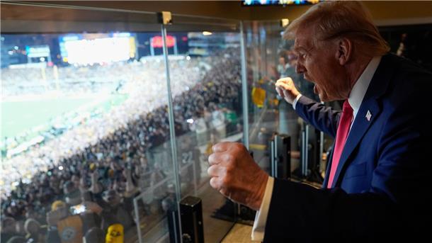 Super-Bowl-Anleitung zum Mitreden: Was alles wichtig ist Trump will als erster amtierender Präsident einen Super Bowl vor Ort verfolgen.