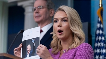 Trumps Sprecherin Karoline Leavitt kritisiert Amazon und dessen Chef Jeff Bezos.