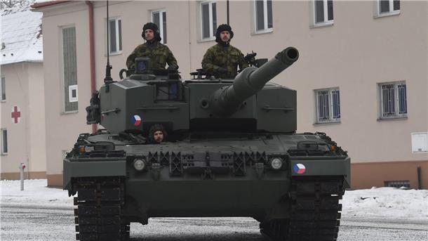 Tschechische Soldaten nehmen im Dezember 2022 einen Leopard-Panzer entgegen.
