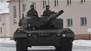 Tschechische Soldaten nehmen im Dezember 2022 einen Leopard-Panzer entgegen.
