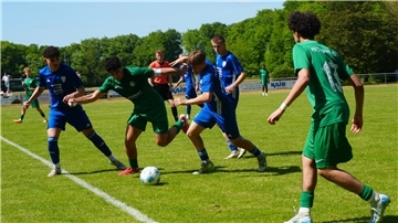 Fußballer kämpfen um den Ball.