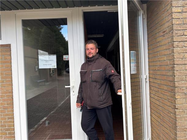 Tschüss Sommer: Nico Born bereitet das Freibad auf den Winter vor. Am Samstag öffnet der Fachangestellte für Bäderbetriebe die Türen ein letztes Mal in diesem Jahr für das Hundeschwimmen.