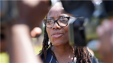 Tsitsi Dangarembga, Friedenspreisträgerin des Deutschen Buchhandels, simbabwische Autorin und Filmemacherin, spricht mit Journalisten, als sie vor dem Amtsgericht in Harare eintrifft.