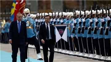 Türkeis Präsident Recep Tayyip Erdogan und Schwedens Ministerpräsident Ulf Kristersson inspizieren eine militärische Ehrengarde während einer Begrüßungszeremonie im Präsidentenpalast.