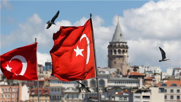 Türkischer Aktienmarkt mit Rekord in Landeswährung Türkische Flaggen wehen in Istanbul. Der Leitindex ISE 100 ist auf ein Rekordhoch geklettert, doch die Geldentwertung geht weiter.