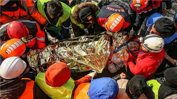 Türkische Rettungskräfte tragen in Adiyaman einen 60-jährigen Mann zu einem Krankenwagen, nachdem sie ihn 104 Stunden nach dem Erdbeben lebend aus einem eingestürzten Gebäude geborgen haben.