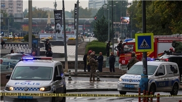 Türkische Sicherheitskräfte riegeln nach einer Region in Ankara ein Gebiet ab.